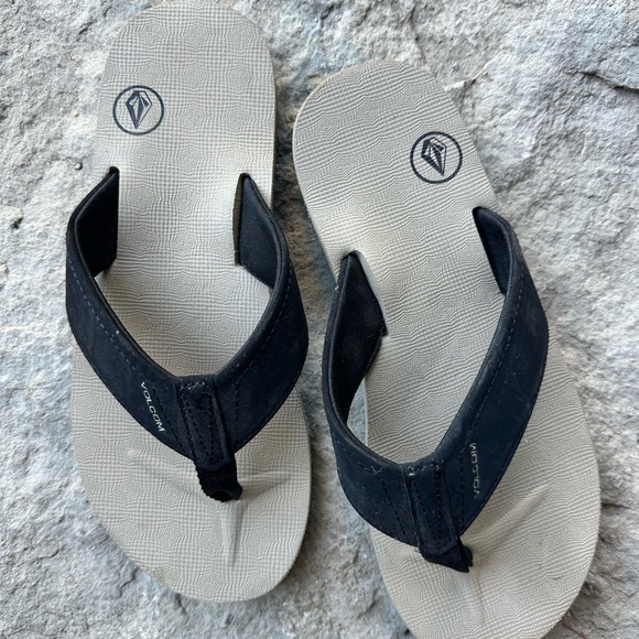 Volcom Flip Flops. - Picture 3 of 5
